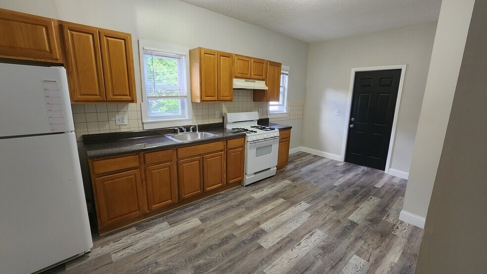 Building Photo - 235 Starr St