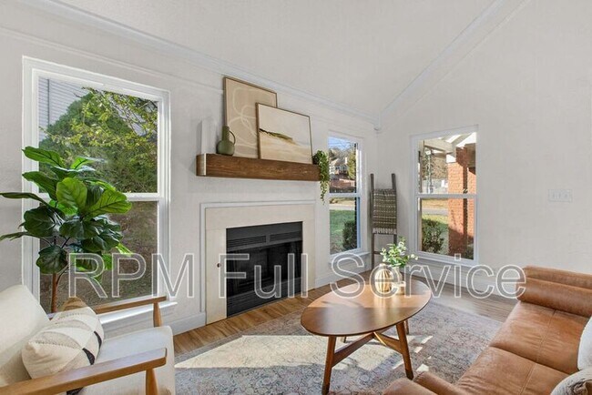 Building Photo - 4745 Aaron Dr