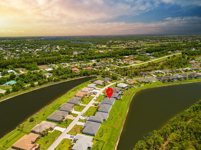 Building Photo - 388 SW Vista Lake Dr