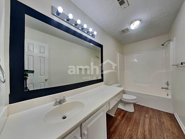 Building Photo - 1831 Green Oak Cir