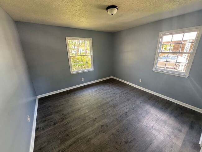 Building Photo - Renovated 3 Bed / 1 Bath Brick Ranch in Ea...