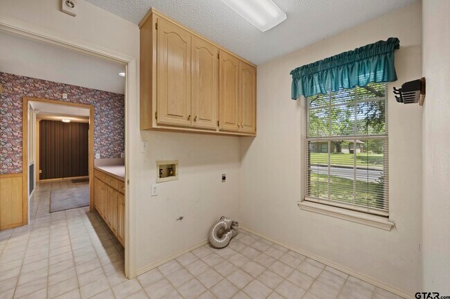 Building Photo - 11933 White Deer Trail
