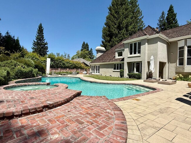 Building Photo - Stunning, Furnished 4 Bed 3.5 Bath + Offic...