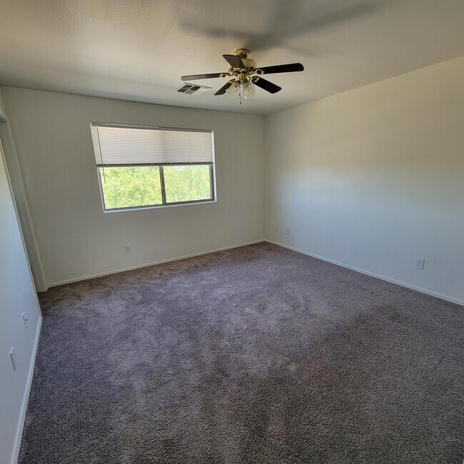 Building Photo - 2982 N Daisy Dr