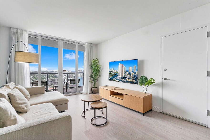 Building Photo - 2602 E Hallandale Beach Blvd