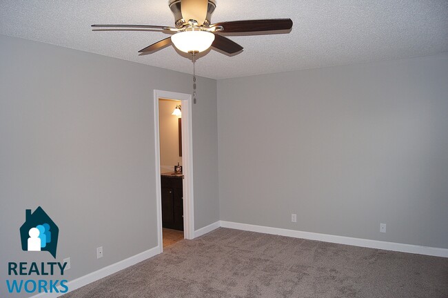 Building Photo - Well Maintained Townhome!