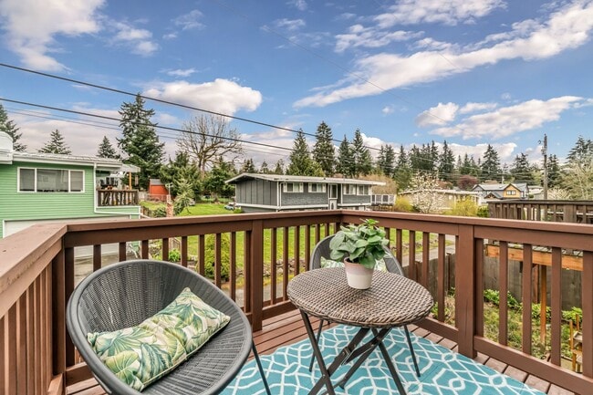 Building Photo - Modern Tri-Level 4BD/3.5BTH Townhouse in Lynnwood for Rent! Pet Friendly!