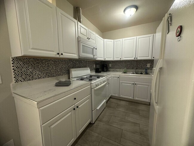 Building Photo - 3 Bedroom Townhouse