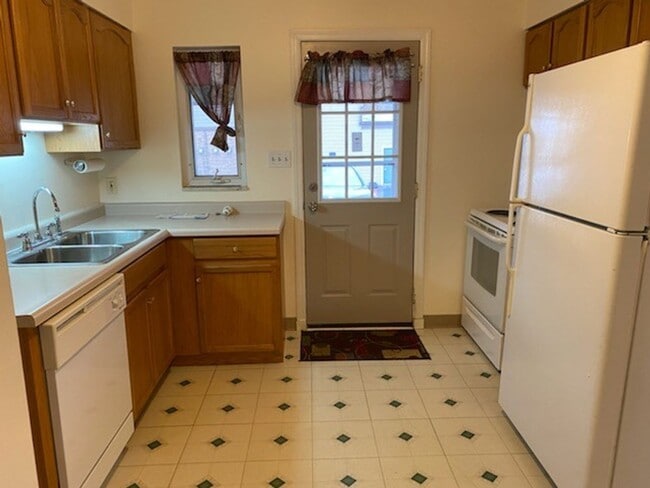 Building Photo - Well Kept Duplex in the Shaler Area
