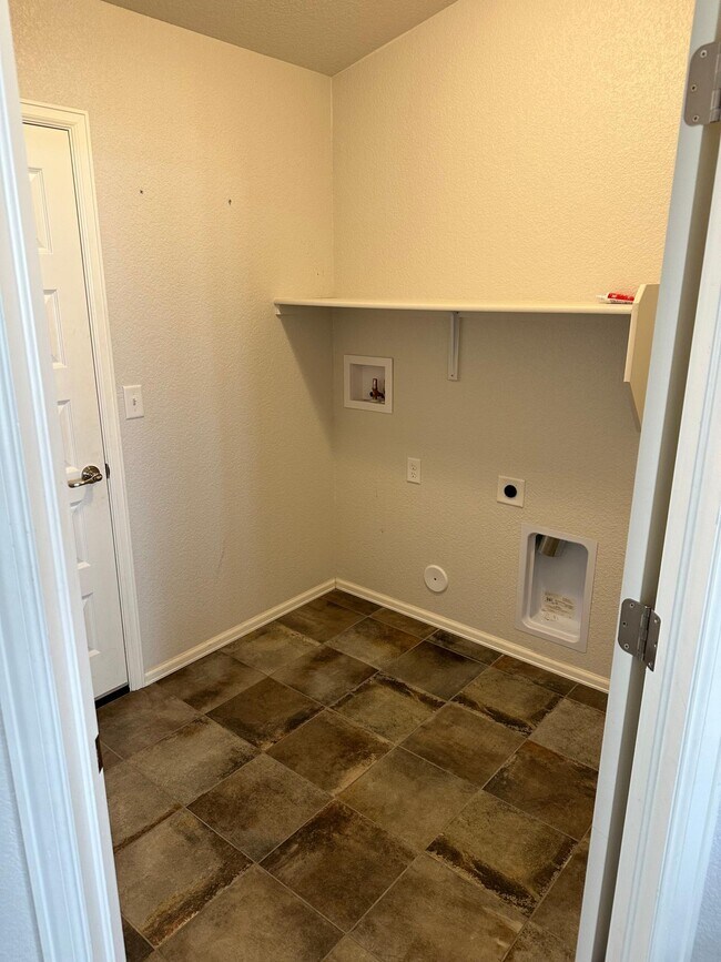 Building Photo - 1343 N Dailey Dr