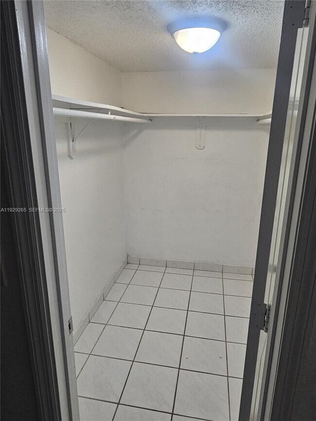 Building Photo - 10000 NW 80th Ct