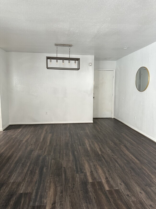 Building Photo - 9809 Richmond Ave