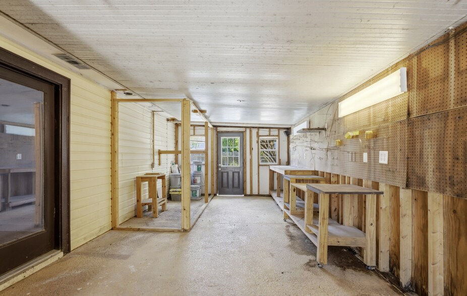 Building Photo - 2162 Saint Martins Dr E
