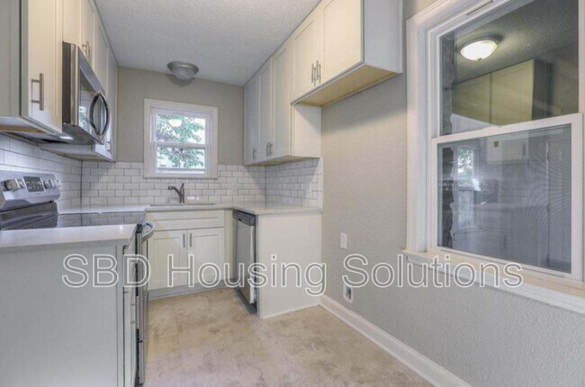 Building Photo - 1007 S Noland Rd