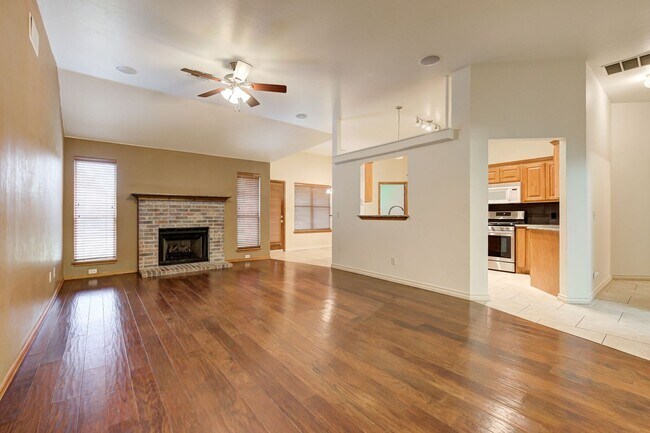 Building Photo - Amazing 4BD/3BTH home with a 3 car garage ...