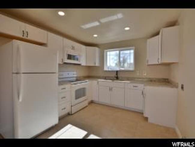 Building Photo - Renovated Duplex in Salt Lake City - GREAT...
