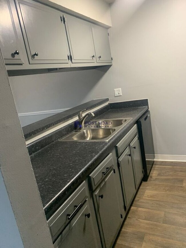 Building Photo - 515 W 27th St S