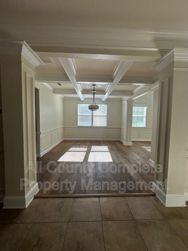 Building Photo - 738 W Kings College Dr