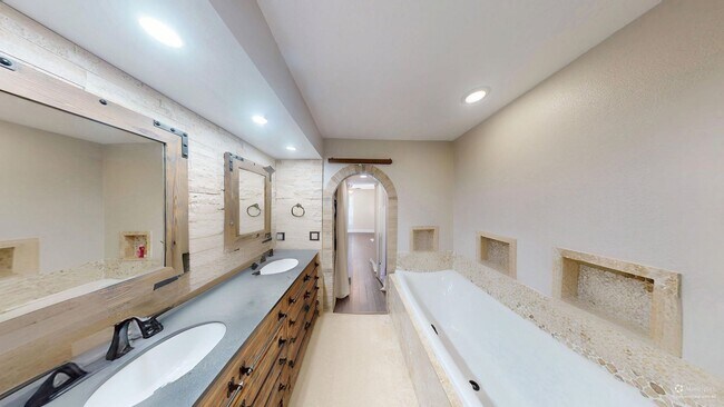 Building Photo - Beautiful 2-Bed/2-Bath Condo