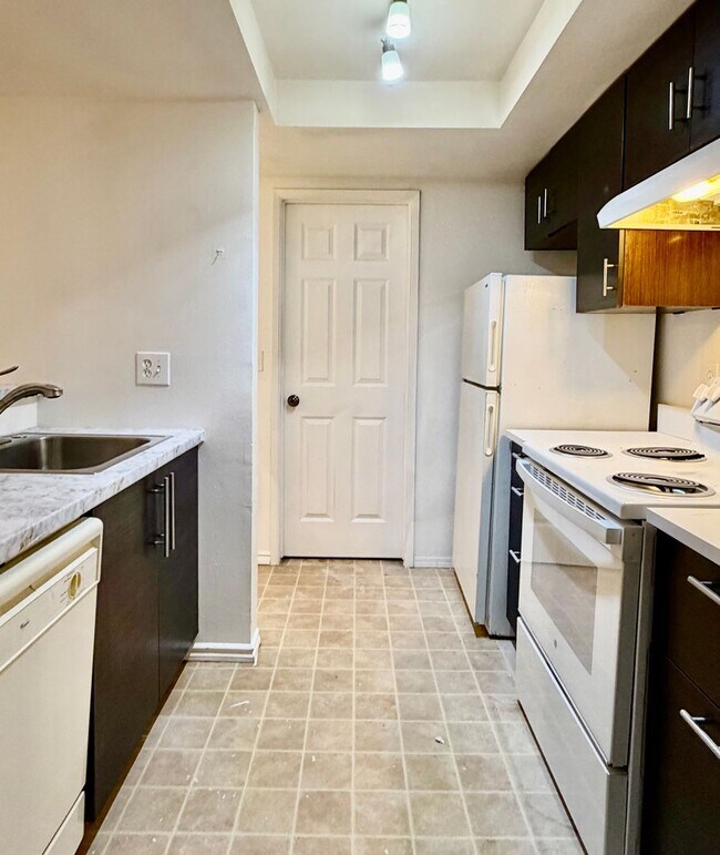 Building Photo - 1 Bed / 1 Bath Bellevue condo $1,795/month