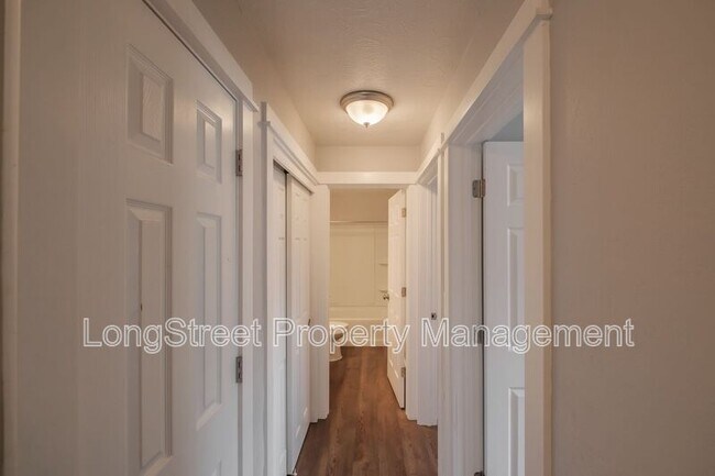 Building Photo - 208 SE 5th Ave