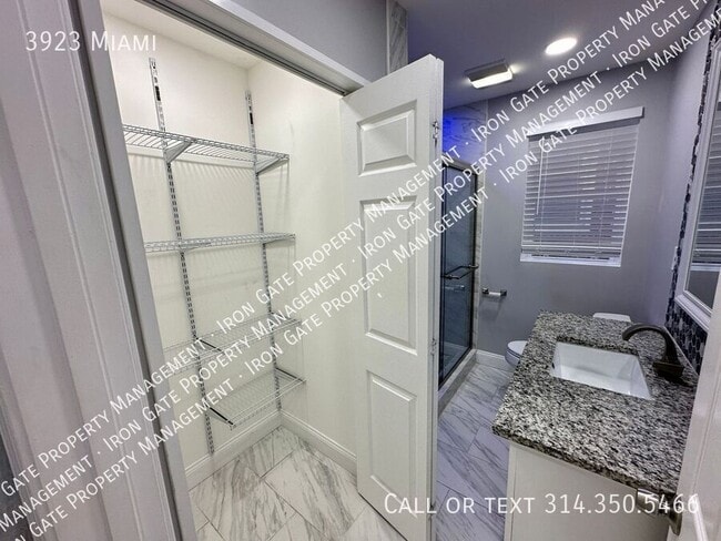 Building Photo - 3923 Miami-