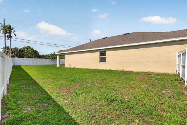 Building Photo - 393 SW Tarra Ave