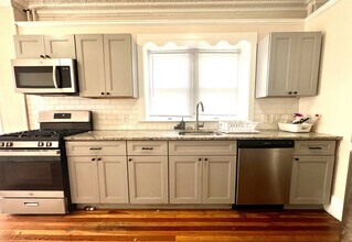 Building Photo - Gorgeous 2-Bedroom Apartment on Main Street! Available NOW!