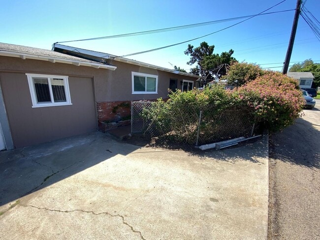 Building Photo - 3 Bedroom 1 Full Bath Remodeled Twin-Home