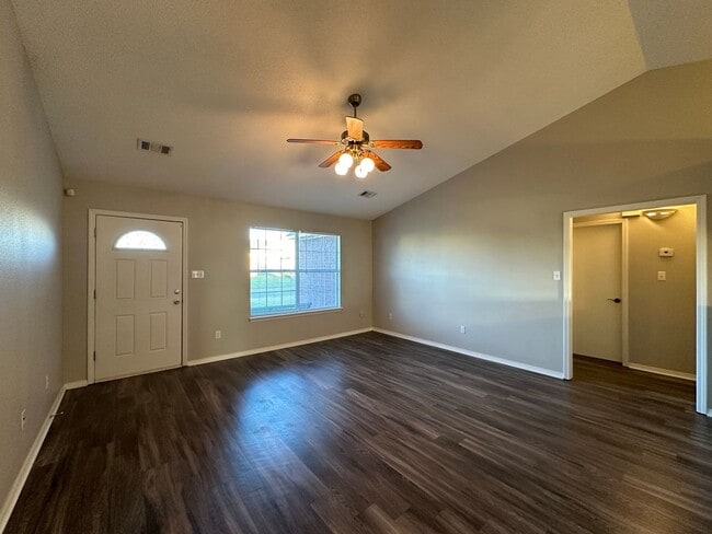 Building Photo - Gorgeously Updated 3 Bed 2 Bath 2 Car Garage