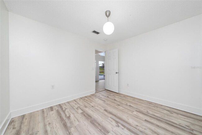 Building Photo - 566 Sunridge Woods Blvd