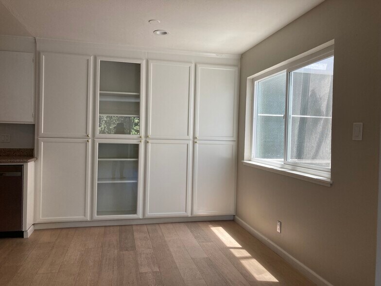 Building Photo - 21 Willow Rd