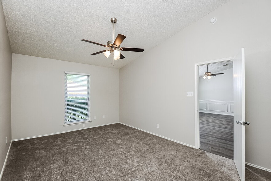 Building Photo - 7401 Meadow Creek Dr