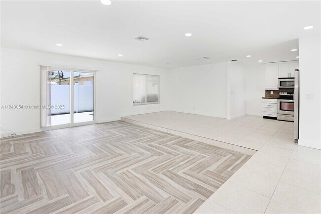 Building Photo - 1110 S 14th Ave