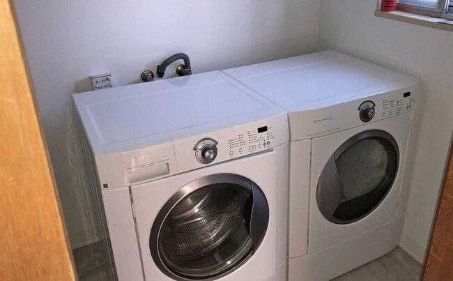 Building Photo - Spacious and bright