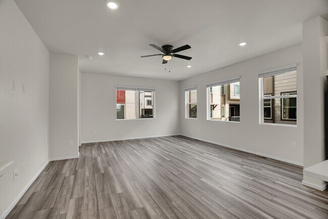 Building Photo - $3,330.95 with $300 off the first month's Rent - 4 Bedrooms, 3.5 Bathrooms, Townhouse in Broomfie...
