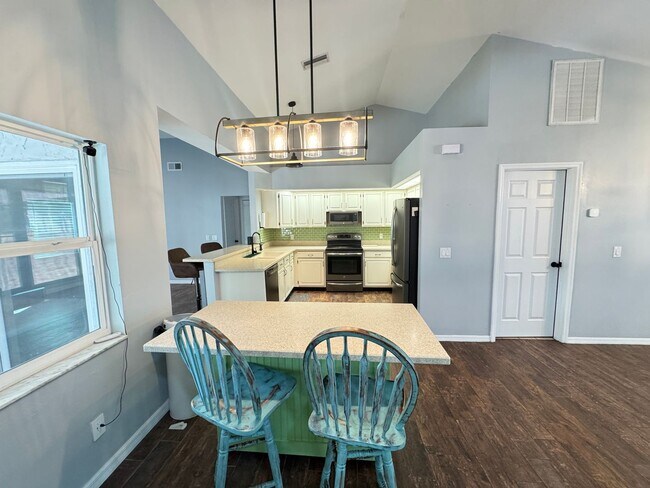 Building Photo - Your Dream Home Awaits! MASSIVE Backyard! ...