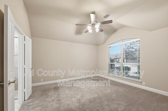 Building Photo - 556 Avery Pt