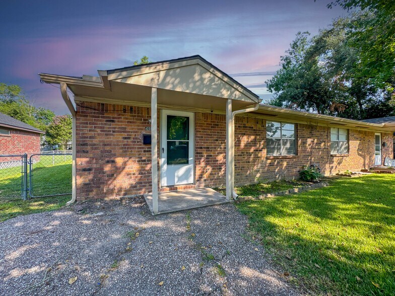 Building Photo - 4111 Victoria Ave