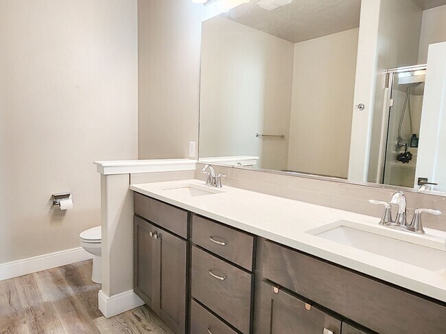 Building Photo - Home Sweet Home! Won't last long!