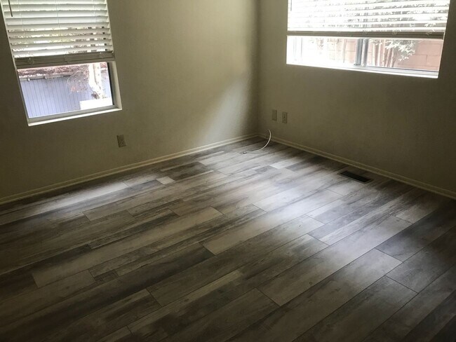 Building Photo - Pullman Duplex