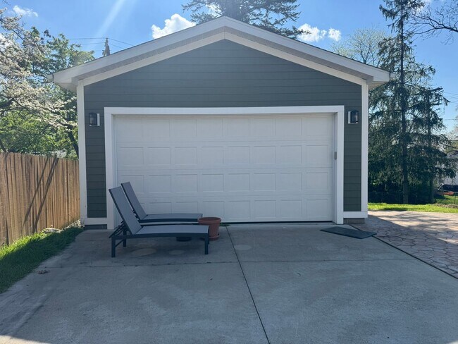Building Photo - Fully Updated 3 Bedroom - 1 bathroom home - $2,900