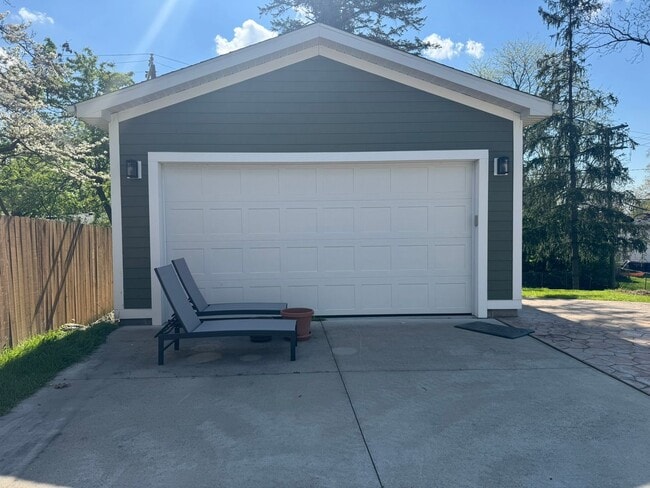 Building Photo - Fully Updated 3 Bedroom - 1 bathroom home - $3,000