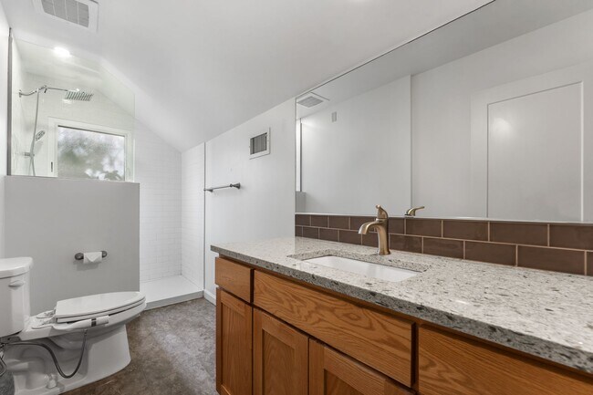 Building Photo - Spacious 6 Bed 2 Bath Home- N Portland Charmer!