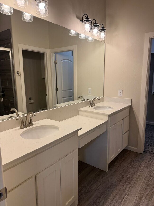 Building Photo - Charming 2 bed/2 bath in gated community The Enclave!