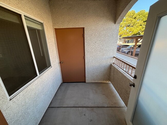 Building Photo - Modern 2bed/1.5bath  Condo nestled in a great area!