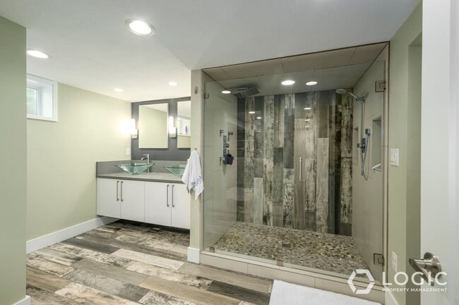 Building Photo - Beautiful Home in Salt Lake!