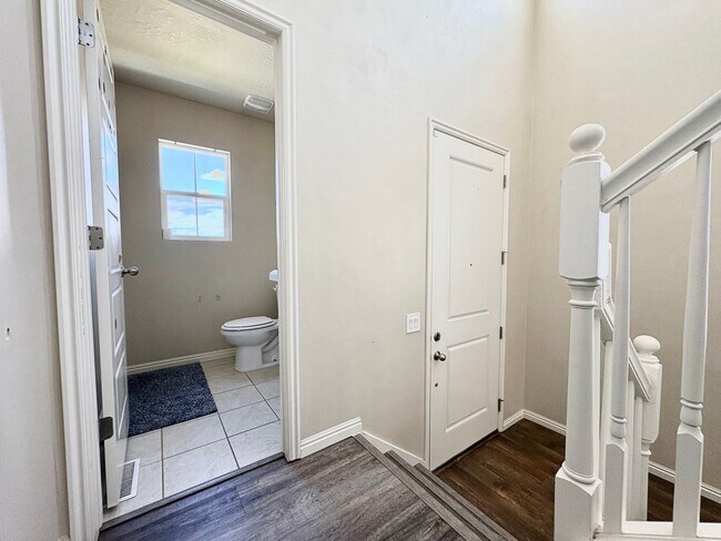 Building Photo - 3 Bed, 2.5 Bath Lakeview Home (Upper Unit) with Private Yard in Quiet Neighborhood!