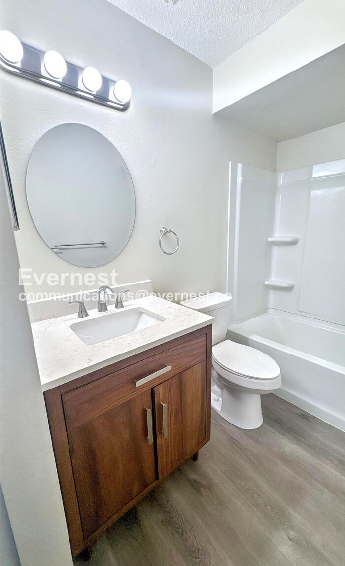 Building Photo - 2901 Bay View Dr