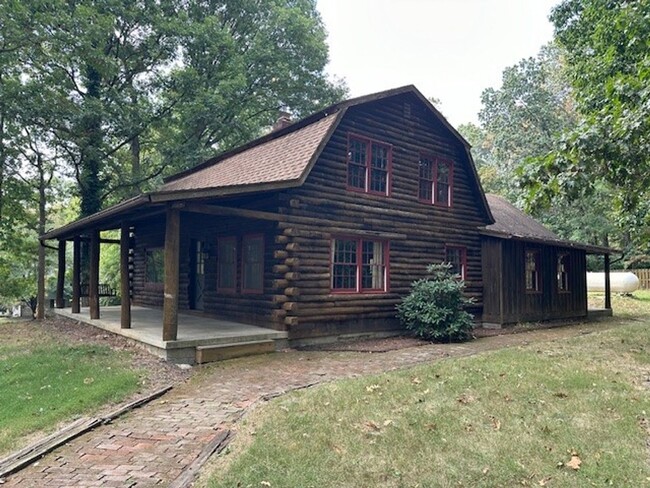 Building Photo - Country Charmer-4 Bedroom Log Home